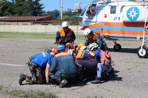 Спасатели эвакуировали вертолётом одного из подростков, заблудившихся на горе в Сочи