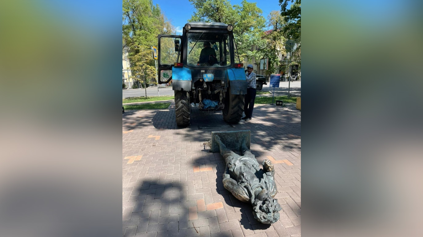 В Казахстане рабочие на тракторе уронили памятник Виктору Цою