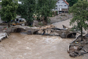 Меркель посетит охваченные наводнениями районы на западе Германии