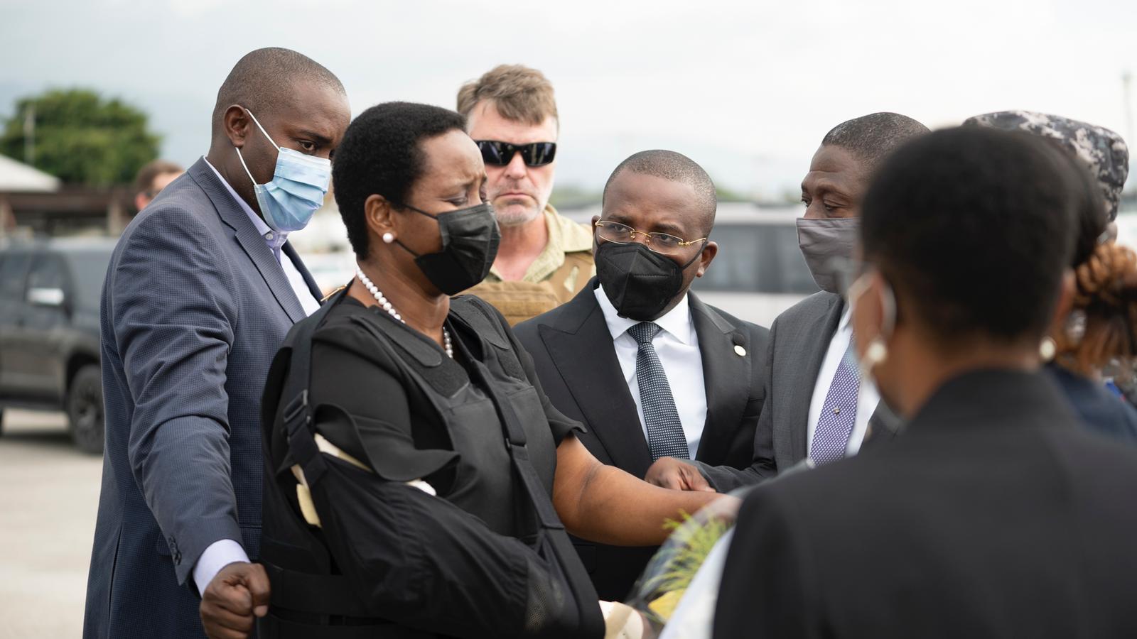 Вдова убитого президента Гаити в бронежилете вернулась из США на родину