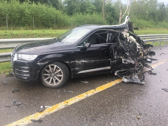 В Тверской области фура снесла часть припаркованного у обочины Audi