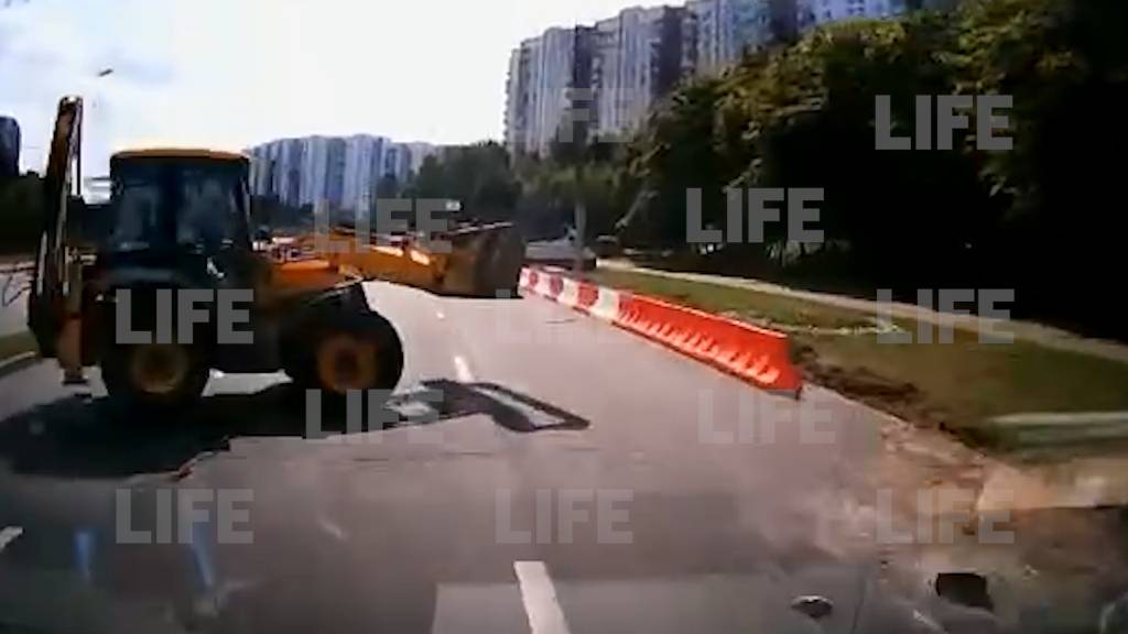 Трактор в Москве ковшом остановил реанимобиль, спешивший на вызов