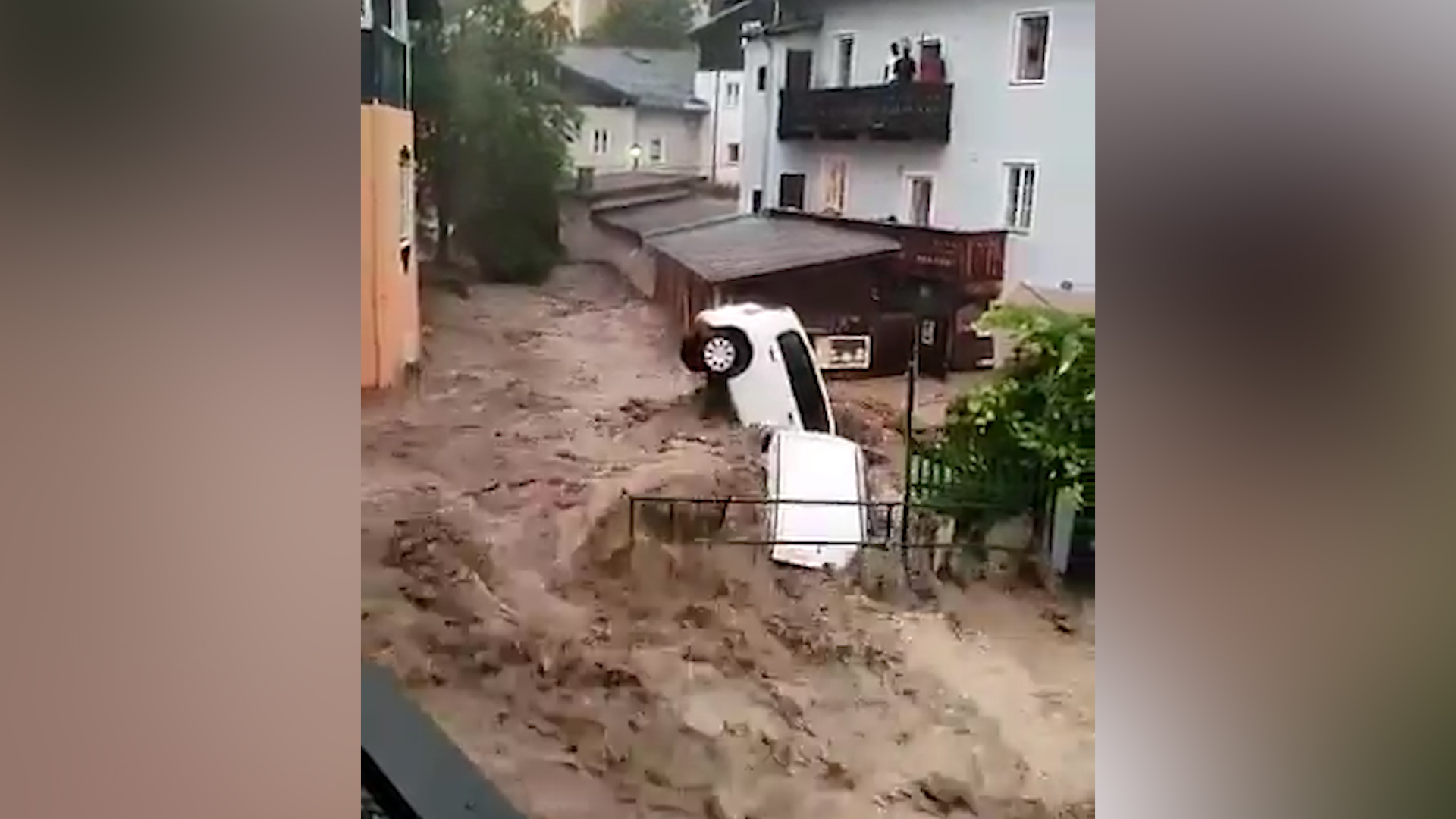 Людей уносит водой: Новой жертвой разрушительного европейского потопа стала Австрия