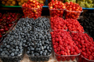 Диетолог рассказала, кому противопоказаны сезонные ягоды и фрукты