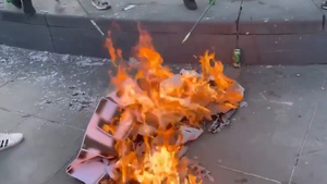 Во Франции ковид-диссиденты сожгли гигантский QR-код во время митинга