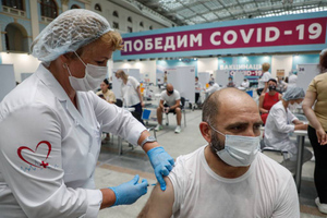 Мурашко посоветовал воздержаться от бани и алкоголя в день вакцинации
