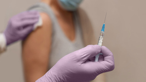 "От прививок не умирают": Пульмонолог прокомментировал скандальное откровение медсестры