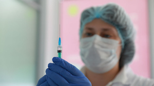 Около 2,6 миллиона москвичей получили первый компонент вакцины от ковида