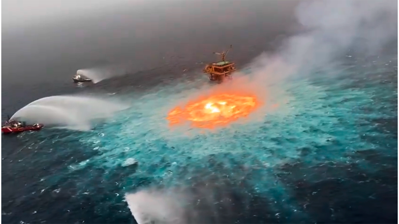 Вода горит. Пожар в мексиканском заливе 2021. Океан горит в мексиканском заливе. Горящее море. Катастрофы под водой.