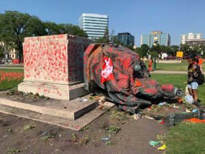 Отомстили за предков: В Канаде аборигены сбросили статуи двух британских королев