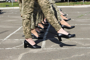 Сами захотели: На Украине главнокомандующий прокомментировал скандал с каблуками у женщин на параде