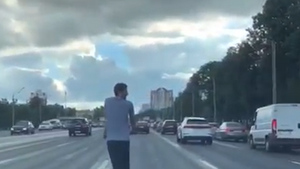 В Москве электросамокатчик заблудился и попал на оживлённую трассу