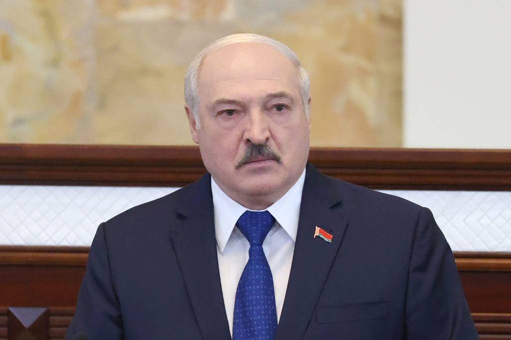 Лукашенко назвался мирным человеком, но пообещал насмерть стоять за суверенитет Белоруссии