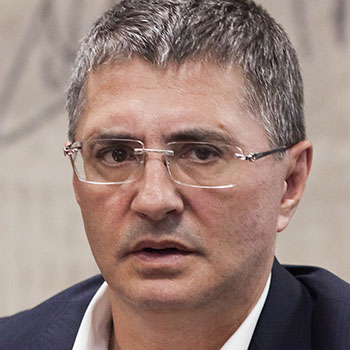 <p>Про эту волну было известно давно, я вам точно скажу, что следующая будет в ноябре. Эту волну мы уже проморгали. Все эти смерти, случаи, которых по 20 тысяч в день. Поверьте, она сейчас дойдёт до 30 тысяч в день перед тем, как пойдёт на спад по России. Все эти случаи на нашей с вами совести, что мы не привились за два месяца до того. Потому что антитела появляются через два — два с половиной месяца после первой прививки</p>