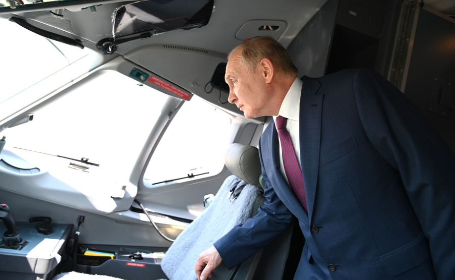 Владимир Путин во время посещения МАКС-2021. Фото © Kremlin.ru