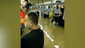 Пассажиры по пояс в воде: В китайской провинции из-за тайфуна затопило метро