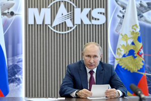 Новейший истребитель и розовый чемоданчик: Что увидел Путин на юбилейном МАКСе