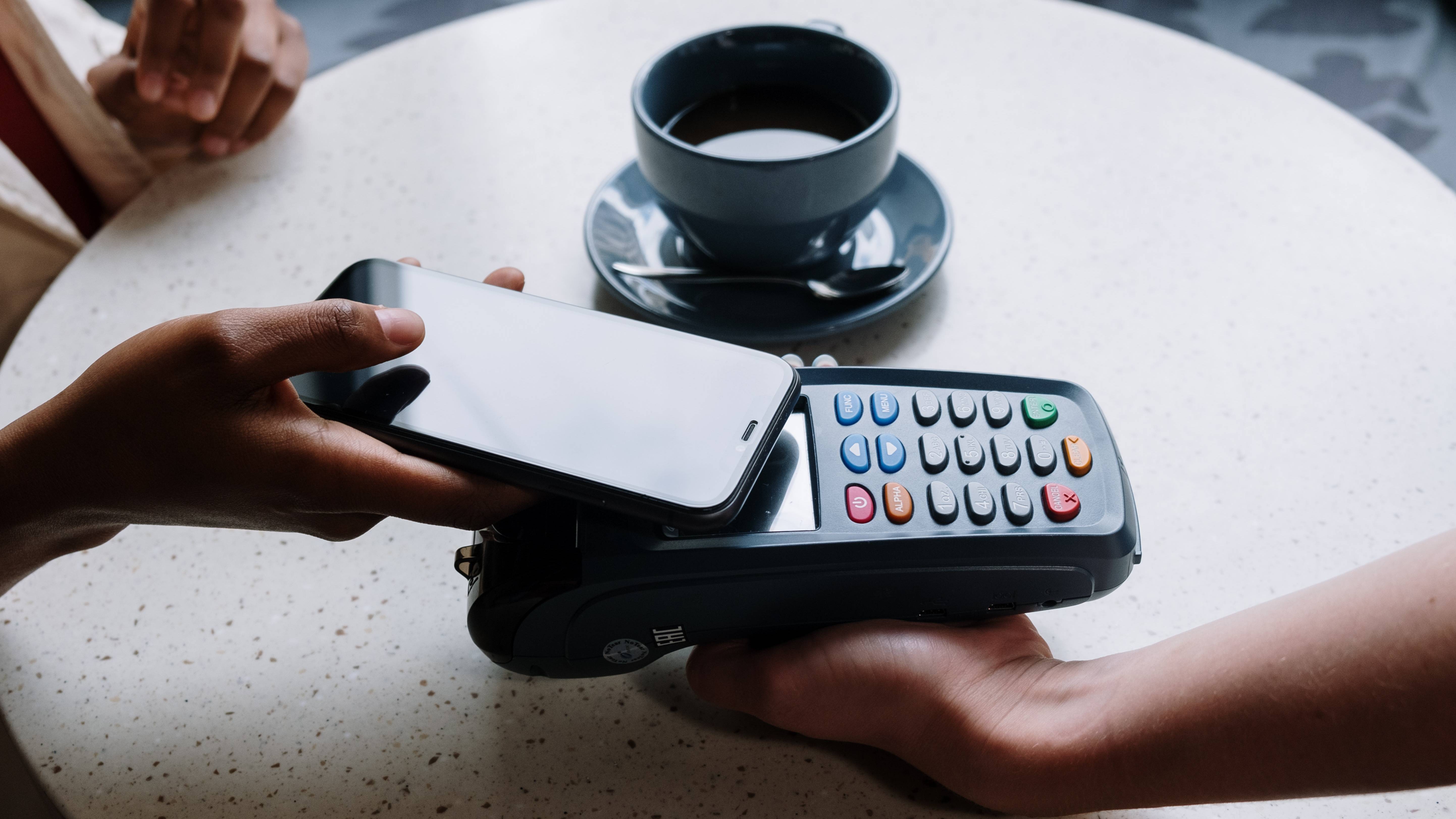 Пять крупных российских банков впервые подключили карты Мир к Apple Pay