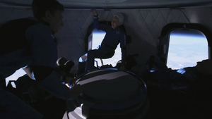 Веселились, бросая друг в друга шарики: Безос показал видео из капсулы, снятое в космосе