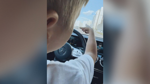 "Газу давай": Бывший участник "Дома-2" посадил за руль маленького сына в Москве