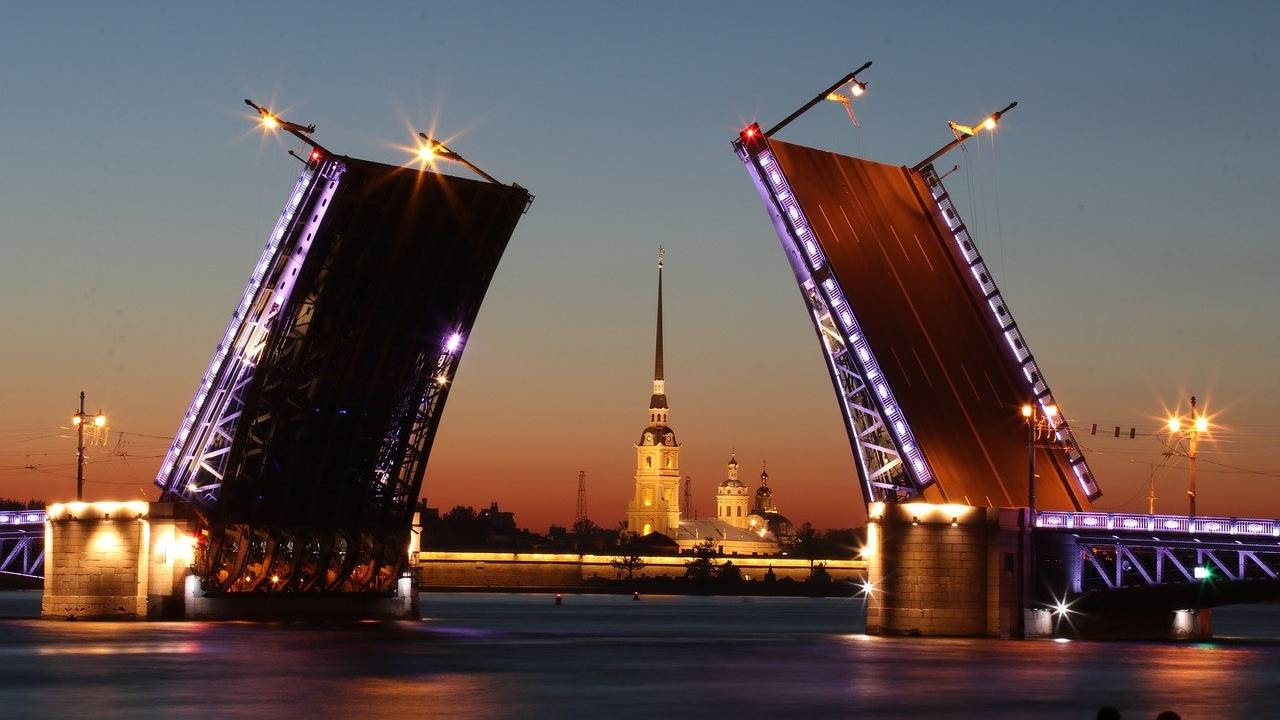 Шоу "Поющие мосты" в Петербурге посвятили российским олимпийцам в Токио