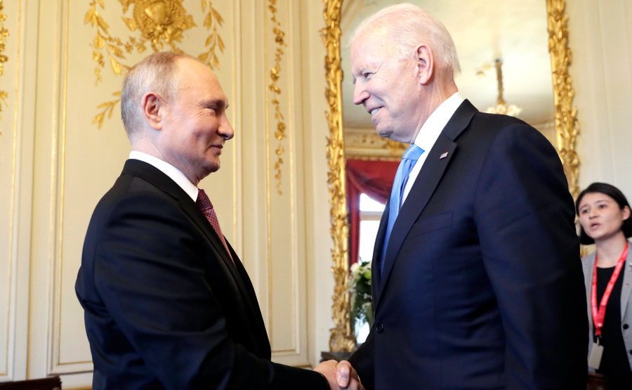 Владимир Путин с Джо Байденом на встрече в Женеве. Фото © Kremlin.ru