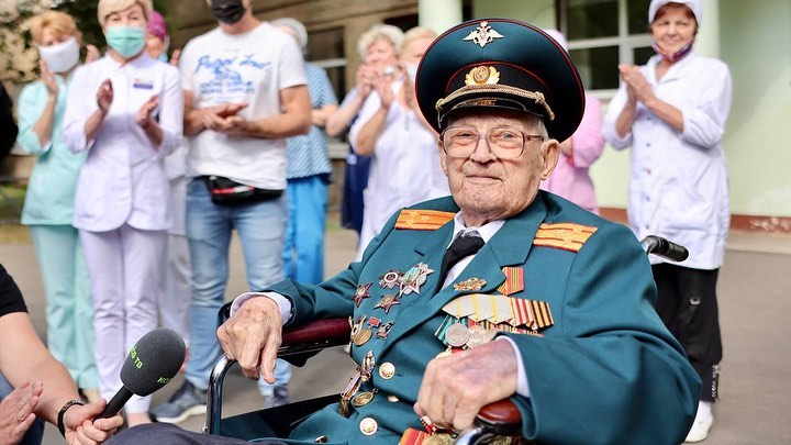 "Я второй раз родился": В Подмосковье врачи вылечили от ковида 102-летнего ветерана ВОВ