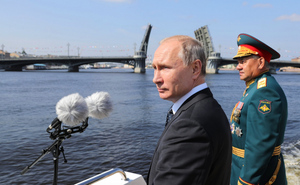Путин примет участие в церемонии спуска на воду супертраулера в День ВМФ