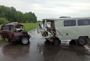 Три человека погибли в лобовом столкновении легковушки и УАЗа в Омской области