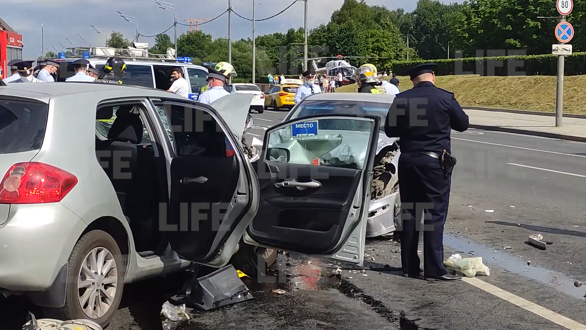 Три человека пострадали при столкновении иномарок на Кутузовском проспекте в Москве
