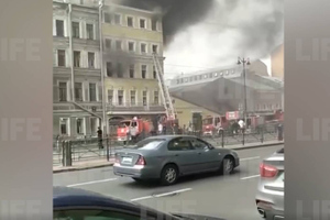 В центре Петербурга на площади 1,5 тысячи квадратных метров загорелся жилой дом