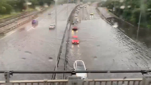 Сильный ливень в Лондоне превратил дороги в реки и парализовал движение авто