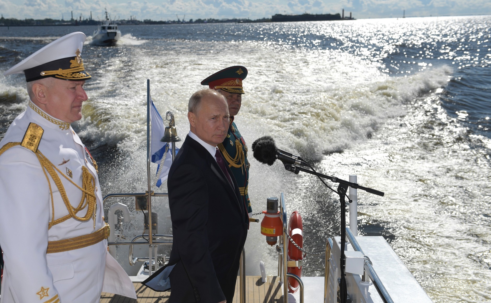 Путин в Кронштадте поздравил личный состав экипажей с Днём ВМФ