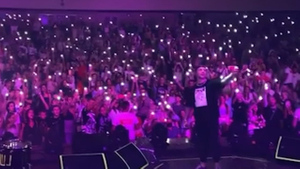 "Дайте шума!": Егор Крид на концерте попросил фанатов спеть песню МакSим