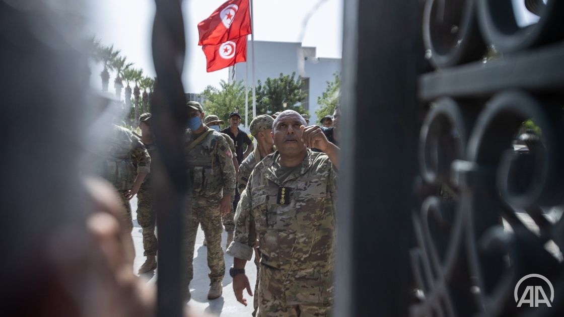 В охваченном кризисом Тунисе ограничили перемещение граждан
