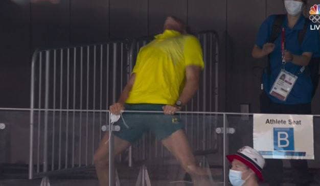 Австралийский тренер по плаванию сошёл с ума от счастья, когда подопечная взяла золото на Олимпиаде