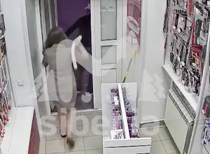 "Вооружённая" резиновым дилдо продавщица сибирского секс-шопа отбилась от грабителя