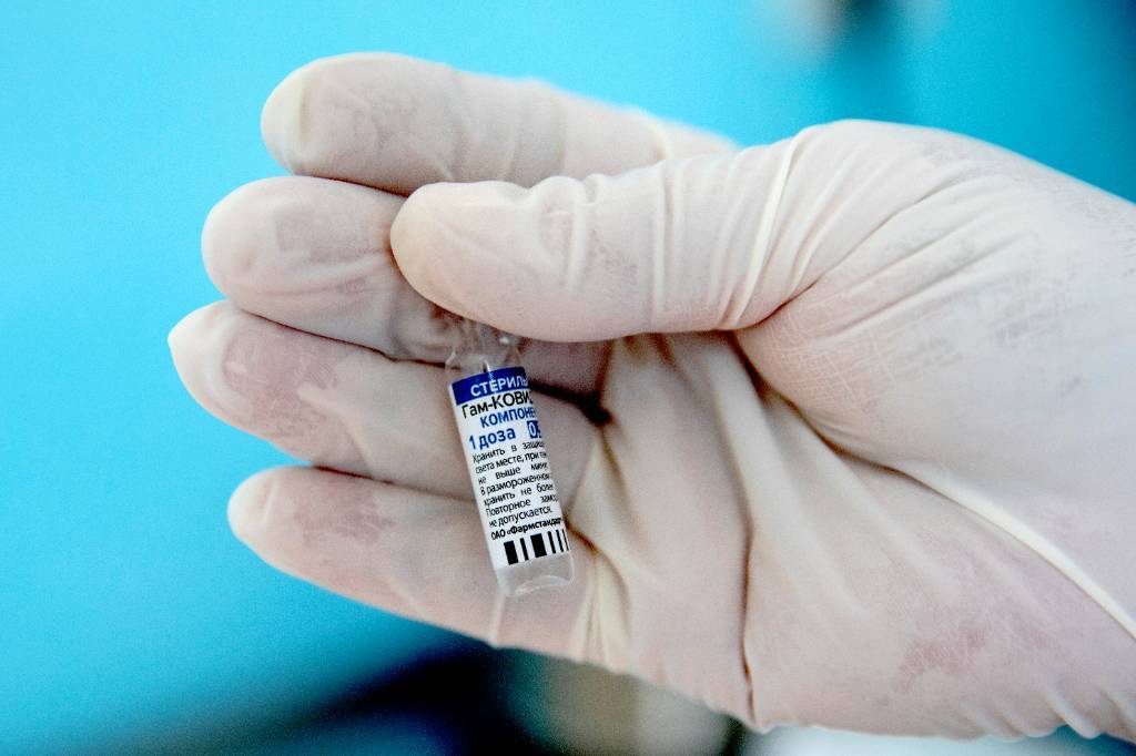 Вирусологи объяснили, почему стоит комбинировать вакцины "Спутник лайт" и AstraZeneca