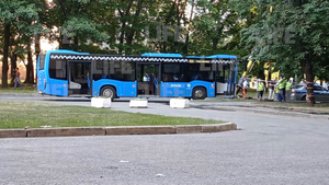 Лайф публикует видео с места аварии у МГУ, где автобус влетел в столб