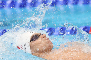 Впервые за 25 лет: Россияне взяли золото и серебро на Олимпиаде в плавании на 100 метров