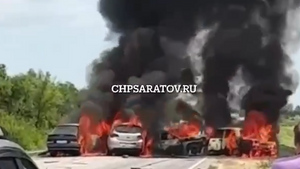Четыре машины сгорели в массовом ДТП под Саратовом, есть погибший
