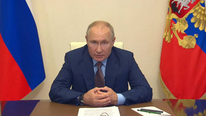 Путин поручил начать выплаты на школьников уже с 2 августа