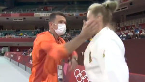 Тренер схватил дзюдоистку за грудки и надавал по лицу на глазах у миллионов зрителей Олимпиады