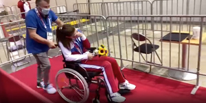 "Наоборот, герой!": Фехтовальщица Мартьянова засмущалась, сидя в коляске после золотого финала ОИ