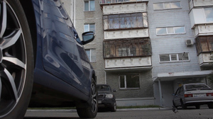 "Череп тебе снесу": Уралец устроил во дворе парковку за деньги и угрожает не желающим платить
