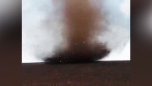 "Сила природы": В Ростовской области сняли на видео гигантский смерч из пыли