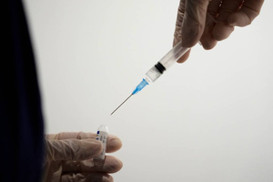 Эксперт объяснила работу российских антиковидных вакцин на примере с бандитом