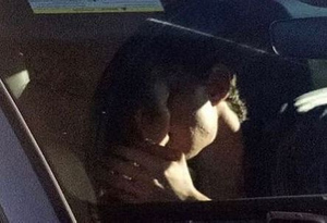 "Человека-паука" застали за поцелуями в машине с новой подружкой