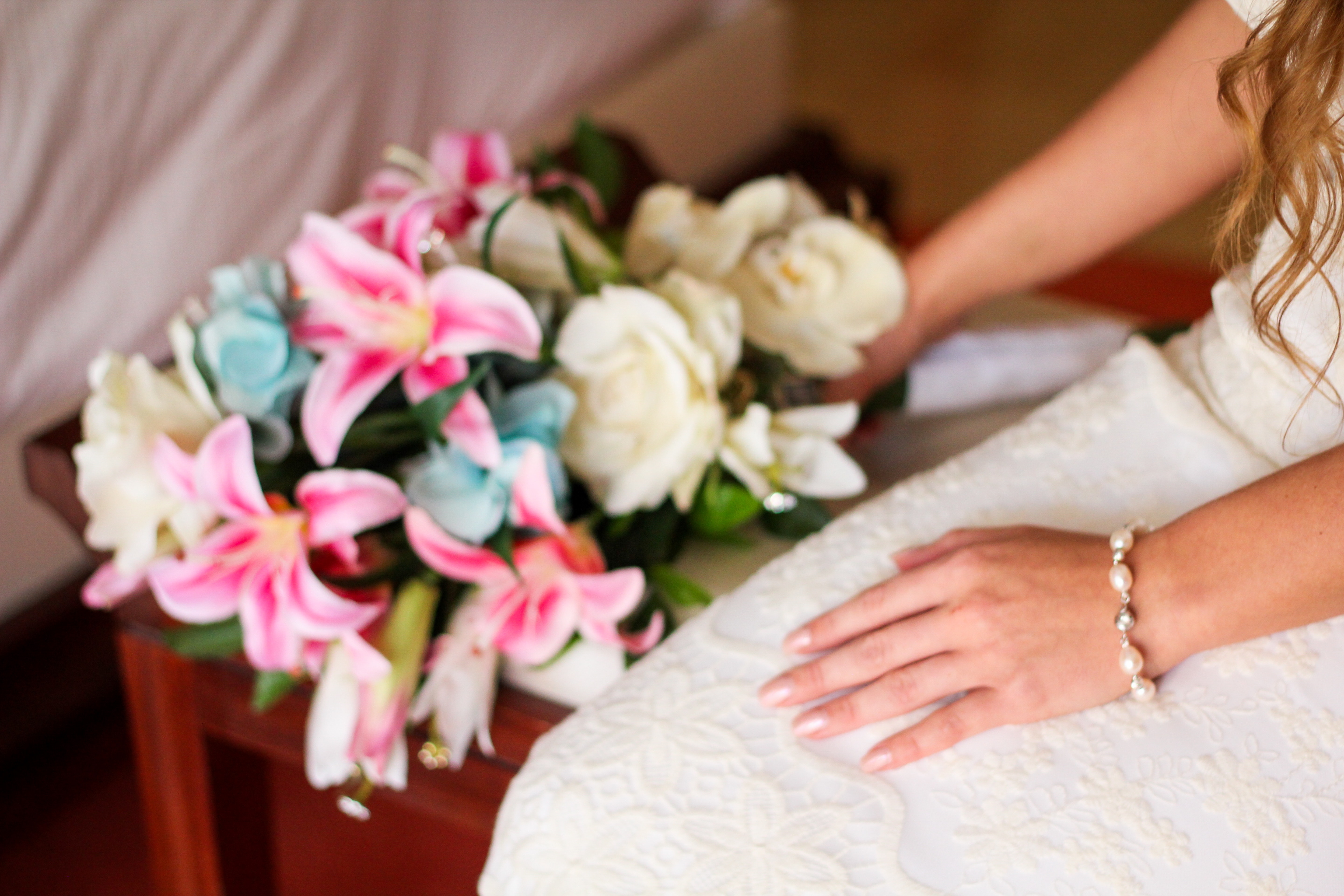 Сны к замужеству. Букет цветов в руках у девушки. Невеста с букетом в руках. Свадебный букет в руках. Букет невесты на кровати.