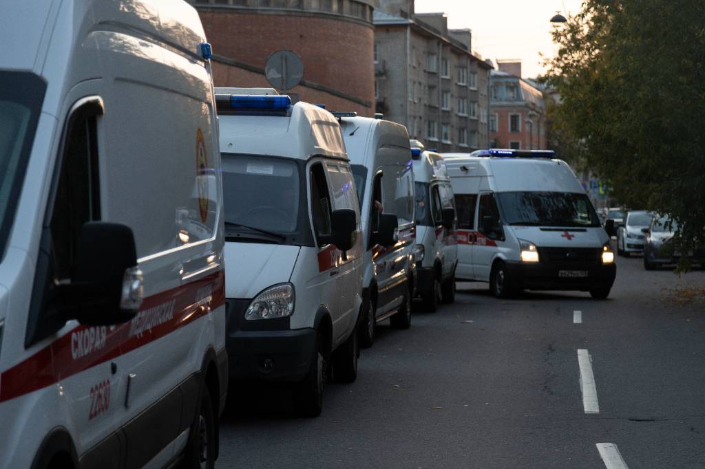 Стало известно, как в Петербурге справляются с проблемой очередей скорых у ковидных больниц